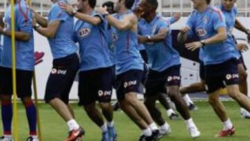 <b>RISAS. </b>Los jugadores del Atlético se lo pasaron en grande en el entrenamiento de ayer en Majadahonda.