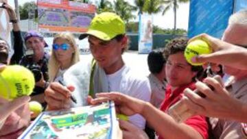 Rafa Nadal firma autógrafos en Cayo Vizcaíno.