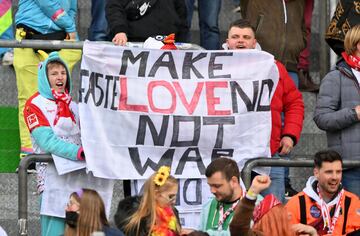Aficionaods del Colonia mostraron una pancarta con el mensaje pacifista: "Haz el amor, no hagas la guerra" en el campo del Greuther Furth