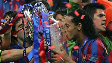 Deco y Ronaldinho levantan la Champions de 2006.