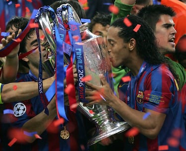 El segundo brasielño de la lista es Ronaldinho. El gaúcho por su calidad podía jugar en cualquier posición de ataque por su calidad. Sus regates impredecibles, pases imposibles y bonitos goles dejaban boquiabiertos a todo aficionado. En 2002, alcanzó la gloria tras levantar el Mundial de Corea del Sur y Japón, en el cual metió un lejanísimo gol de falta a Inglaterra en cuartos. Por ello, en 2005 se le otorgó el Balón de Oro, a pesar de que a nivel colectivo solo ganase LaLiga y la Copa Confederaciones. No obstante, la Champions League llegó al año siguiente, consiguiendo la segunda orejona para el Barcelona. 