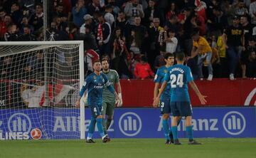 1-0. Los jugadores del Real Madrid tras el gol de Ben Yedder.