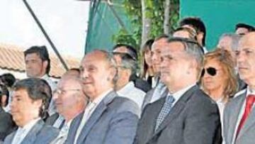 <b>SEPARADOS EN EL PALCO POR OCHO PERSONAS</b>. Angel Torres, primero por la izquierda, y Ramón Calderón, primero por la derecha, estuvieron separados por ocho personas en el palco del estadio de Brunete y sólo se saludaron breve y fríamente.