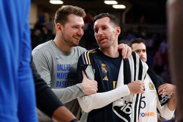 El base esloveno de Dallas Mavericks, Luka Doncic, bromea con Rudy Fernández, jugador del Real Madrid, momentos antes de comenzar el partido amistoso.