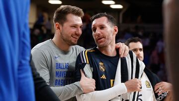 El base esloveno de Dallas Mavericks, Luka Doncic, bromea con Rudy Fern¨¢ndez, jugador del Real Madrid, momentos antes de comenzar el partido amistoso.