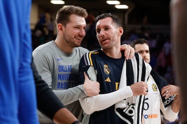 El base esloveno de Dallas Mavericks, Luka Doncic, bromea con Rudy Fernndez, jugador del Real Madrid, momentos antes de comenzar el partido amistoso.