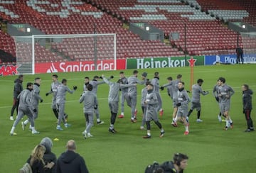 Atlético Madrid get to grips with the Anfield playing surface ahead of their clash with Liverpool.