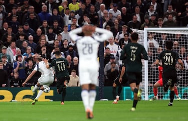 Simons afea una fiesta de Puskas