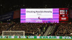 Una decisión arbitral es revisada por el VAR durante un partido de la Premier League.