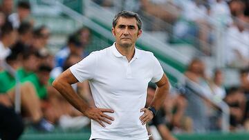 ELCHE, 11/09/2022.- ELCHE, 11/09/2022.- El entrenador del Athletic Club, Ernesto Valverde, observa el juego desde la banda durante el encuentro Elche-Athletic de LaLiga de fútbol celebrado en el estadio Martinez Valero de Elche este domingo. EFE/ Manuel Lorenzo
