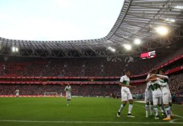 Los jugadores celebran el 0-1.