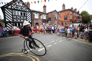 Un grupo de ciclistas toma la salida de la Gran Carrera de Knutsford, en el noroeste de Inglaterra, un evento singular que se celebró por última vez en 2010 y, por lo general, se disputa cada diez años, en el que participan ciclistas individuales y en equipo de todo el mundo, sobre bicicletas clásicas que datan de mediados del siglo XIX.