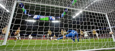 4-4. Córner que lanza Arda Güler que remata Antonio Rüdiger al palo derecho de Álex Remiro para anotar el cuarto tanto e igualar por tercera vez el marcador y clasificar al Real Madrid para la final.