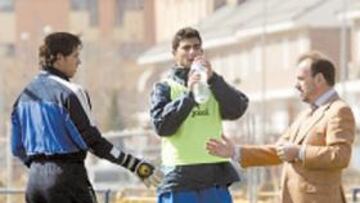 <b>ÁNIMOS. </b>Ángel Torres saludó ayer a Aragoneses en el entrenamiento.