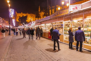 El mercado navideño más especial de la capital hispalense es el conocido como Feria del Belén de Sevilla. Se encuentra ubicado entre la Catedral y el Archivo de Indias y está organizado por la Asociación de Comerciantes del Belén de Sevilla (ACOBE). En este mercado encontrarás todo tipo de figuras para representar la escena del nacimiento de Jesús. Abierto desde el 8 de noviembre hasta el 23 de diciembre. Horarios: de lunes a viernes de 10:30 a 14:00 y de 17:00 a 21:00 | Fines de semana y festivos de 11:00 a 14:30 y de 16:00 a 21:00. 