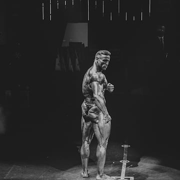 El joven culturista español nacido en Yecla, ciudad española perteneciente a la Región de Murcia, ha hecho historia en el mundo del culturismo tras acabar en el sexto puesto de la categoría Classic Physique en el Mr. Olympia 2024. Todo ello en su año de debut por lo que cobra aún más mérito.