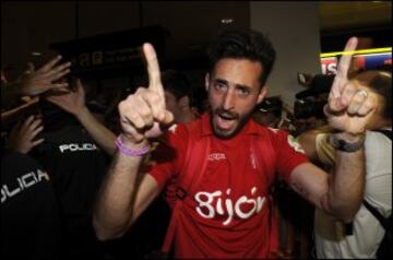 Recibimiento de los seguidores al Sporting a su llegada al aeropuerto.