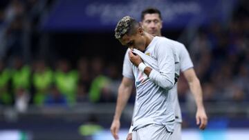 MILAN, ITALY - OCTOBER 04: Raphinha Dias of FC Barcelona looks dejected during the UEFA Champions League group C match between FC Internazionale and FC Barcelona at San Siro Stadium on October 4, 2022 in Milan, Italy. (Photo by Sportinfoto/DeFodi Images via Getty Images)