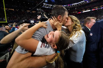 Tom Brady es felicitado por su hija y su mujer, la modelo brasileña Gisele Bündchen.