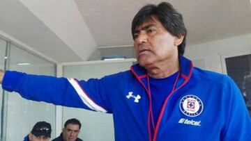 Este domingo por la tarde el club Cruz Azul FC ha notificado el cese de su relaci&oacute;n profesional con Aguilar, por lo que Hugo Santana toma la direcci&oacute;n temporalmente.