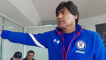 Este domingo por la tarde el club Cruz Azul FC ha notificado el cese de su relación profesional con Aguilar, por lo que Hugo Santana toma la dirección temporalmente.