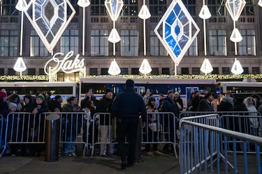 Fila de personas para ver la 93.ª ceremonia anual de encendido del árbol de Navidad del Rockefeller Center.