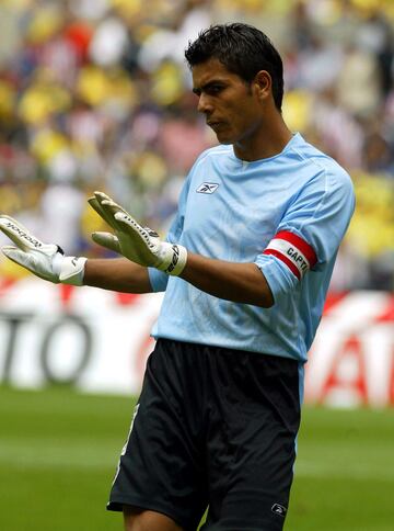 Después de tres años en el América, Oswaldo Sánchez llegó al Guadalajara, club en el que se hizo ídolo y vivió sus mejores momentos. "San Oswaldo" llegó al Rebaño en el Invierno 1999.