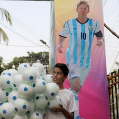 ¿Cuántos habitantes tiene Qatar y cuál es la población del Estado qatarí?