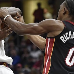 Los Cavaliers toman aire en 'el partido más feo del año'