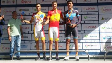 Sergio Samitier, Jaime Castrillo y Martín Bouzas posan en el podio tras la disputa de la contrarreloj en categoría sub-23 en los Campeonatos de España.
