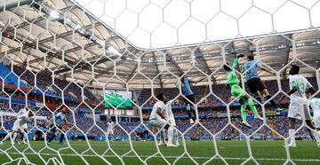 El portero saud¨ª Mohammed Al-Owais no consigue parar el bal¨®n. Godin lo lanza hacia Luis Su¨¢rez que marca el primer gol de Uruguay contra Arabia Saud¨ª.