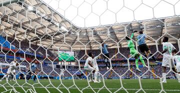 El portero saudí Mohammed Al-Owais no consigue parar el balón. Godin lo lanza hacia Luis Suárez que marca el primer gol de Uruguay contra Arabia Saudí.