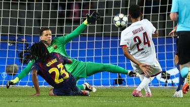 Paris Saint-Germain's French midfielder #24 Senny Mayulu (R) scores their first goal during the UEFA Champions League league phase day 2 football match between FC Barcelona and Paris Saint-Germain (PSG) at the Estadi Olimpic Lluis Companys in Barcelona, on October 1, 2025. (Photo by Josep LAGO / AFP)