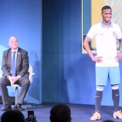Vinicius Junior brilla en Río con la nueva camiseta de Brasil