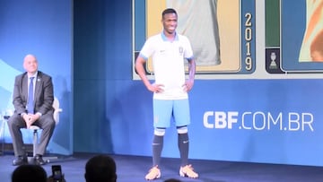 Vinicius Junior, con la nueva camiseta blanca de la selecci&oacute;n brasile&ntilde;a.