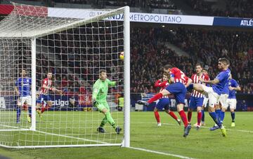 En noviembre de 2018 Atleti y Athletic se enfrentaron en el Metropolitano. Tras marcar el 1-2 el conjunto vizcaíno Godín nota que se ha roto. El Atleti ,sin cambios, aguantó con Godín de delantero para intentar la machada y en el descuento, el uruguayo cabeceó el balón hacia el fondo de la red, y tras revisión del VAR, el gol subió al marcador y el Atlético se llevó los tres puntos.