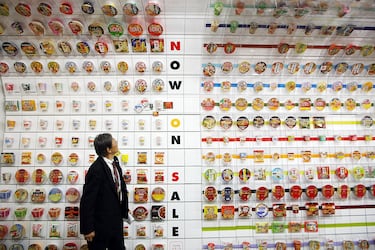 Este museo es considerado el lugar de nacimiento de los fideos instantáneos, ya que fue donde Momofuku Ando inventó el primer ramen instantáneo del mundo, el "Chicken Ramen". Este lugar enfoca en el pensamiento creativo y la historia del ramen en taza (Cup Noodles), también inventado por Momofuku Ando. Es especialmente popular por sus talleres donde se puede diseñar la propia taza y elegir los ingredientes.