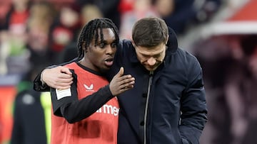 Jeremie Frimpong junto a Xabi Alonso.