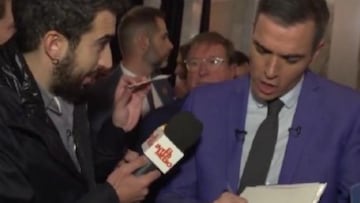 Un reportero frota un décimo de la Lotería por la espalda de Pedro Sánchez: “Usted es un hombre con suerte”