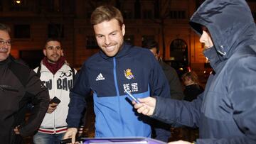 Illaramendi, en la llegada de la Real Sociedad al NH Abascal, antes de medirse al Atl&eacute;tico de Madrid. 