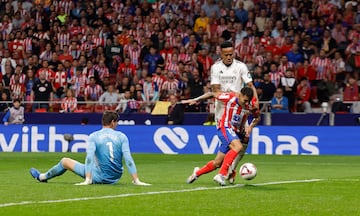 1-1. Balón al espacio para Ángel Correa, dribla a Thibaut Courtois en el mano a mano y con la oposición de Militao, anota a puerta vacía para igualar el marcador en el minuto 93.