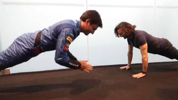 Carlos Sainz se pica a flexiones con un youtuber antes de presentar su nuevo McLaren