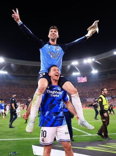 El conjunto txuri‑urdin celebra sobre el césped el título de la Copa del Rey, logrado tras una final que se resolvió en la tanda de penaltis.