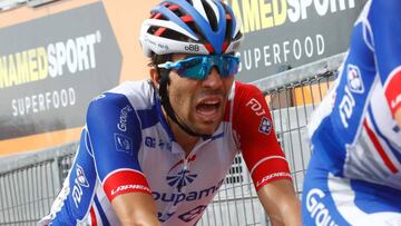 Thibaut Pinot abandona tras pasar la noche en el hospital