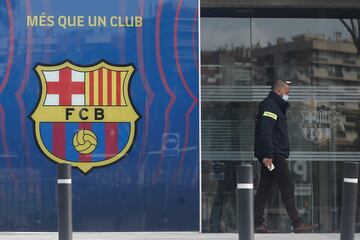 Los Mossos d'Esquadra están registrando las oficinas del FC Barcelona por orden de la Juez en el marco de la investigación del 'Barçagate'.