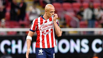 El festejo de Chicharito y González a lo LeBron James