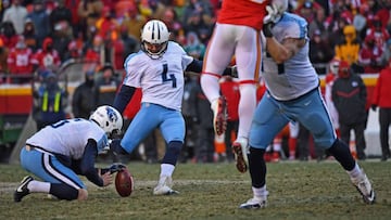 KANSAS CITY, MO - DECEMBER 18: Kicker Ryan Succop #4 of the Tennessee Titans kicks a 53-yard field goal to beat the Kansas City Chiefs 19-17 on December 18, 2016 at Arrowhead Stadium in Kansas City, Missouri.   Peter Aiken/Getty Images/AFP
 == FOR NEWSPAPERS, INTERNET, TELCOS &amp; TELEVISION USE ONLY ==