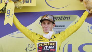 Vingegaard, en el podio del Tour como ganador en Hautacam.