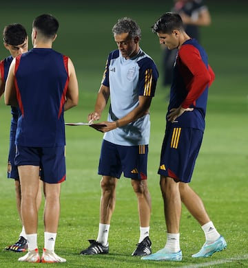 Luis Enrique da instrucciones a Álvaro Morata durante el entrenamiento de hoy.
