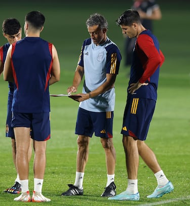 Luis Enrique da instrucciones a Álvaro Morata durante el entrenamiento de hoy.
